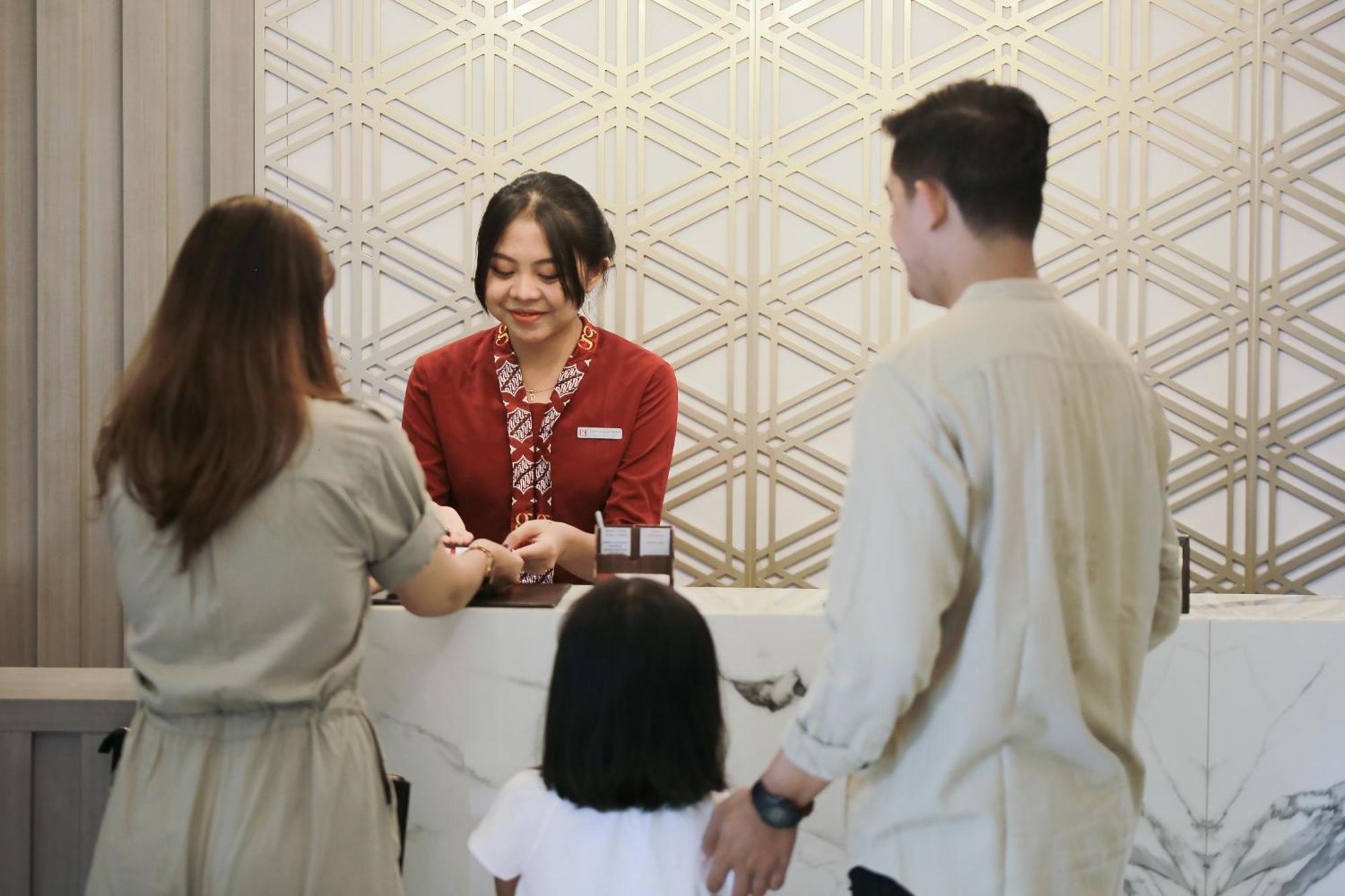 Gunawangsa Manyar Hotel 3*